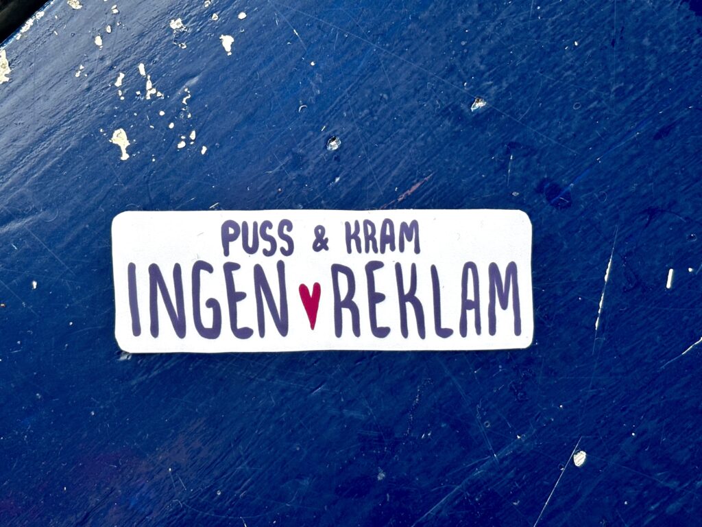 puss & kram ingen reklam sticker